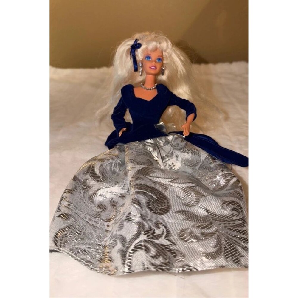 1995 winter velvet Barbie doll